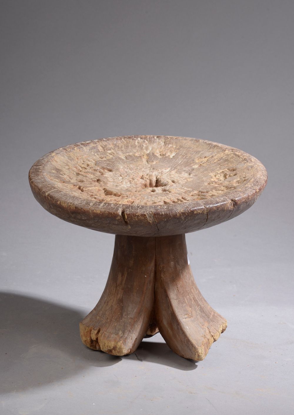 Null 两张凳子，DOGON来自马里，BAMILEKE来自喀麦隆。


木头。


高度。16厘米和31厘米