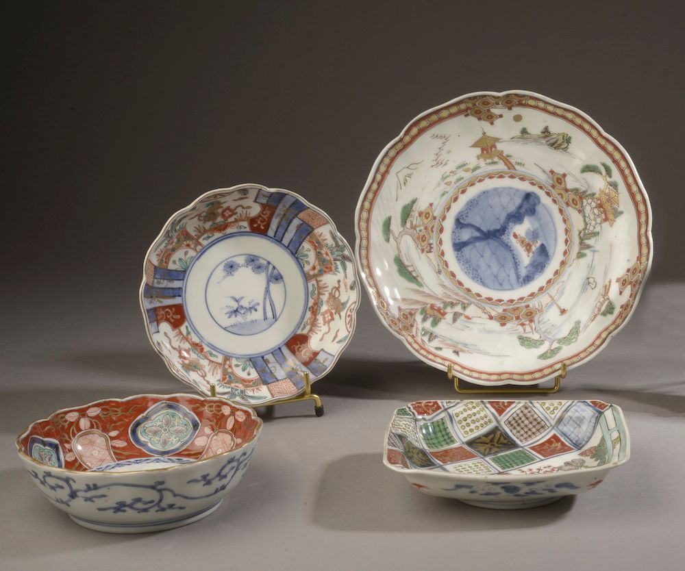 Null 日本，伊万里--19世纪。

一套三个多色装饰的瓷碗，其中两个是多裂纹的蓝色卡麦尔山水装饰，一个是长方形的几何装饰。

直径：14.5至22厘米