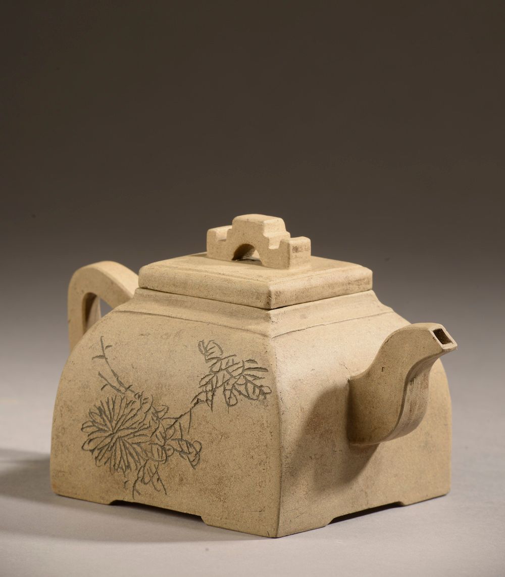 Null CINA - XX secolo.

Un vaso quadrato in gres Yixing con decorazione incisa d&hellip;