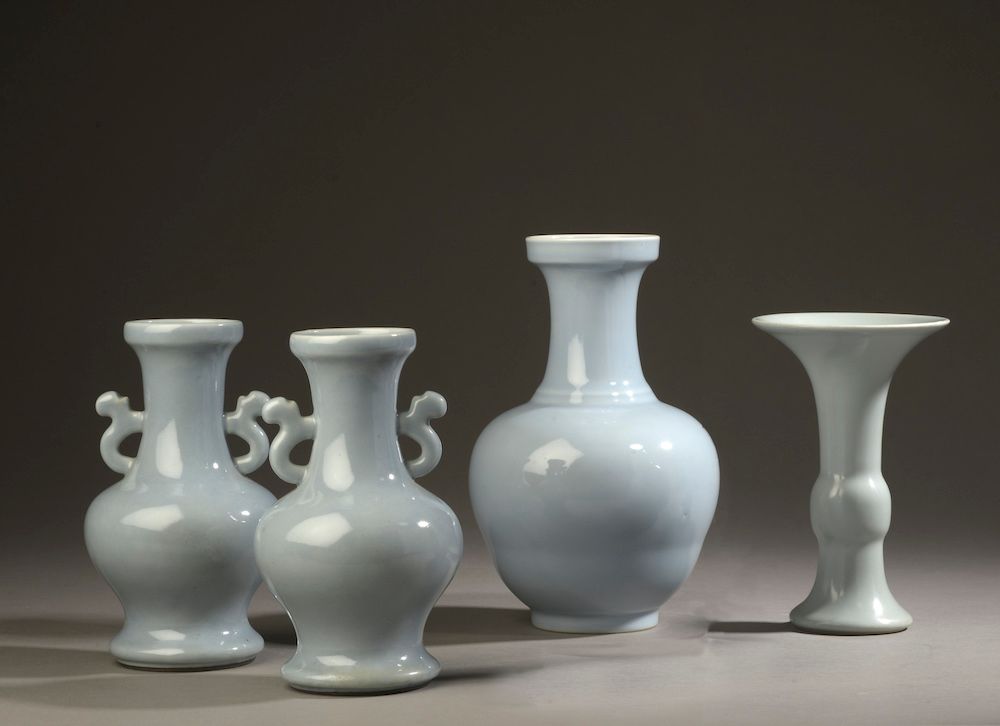 Null 中国 - 20世纪。

Moonlight enamored porcelain set comprising:

- A horn vase.雍正的&hellip;