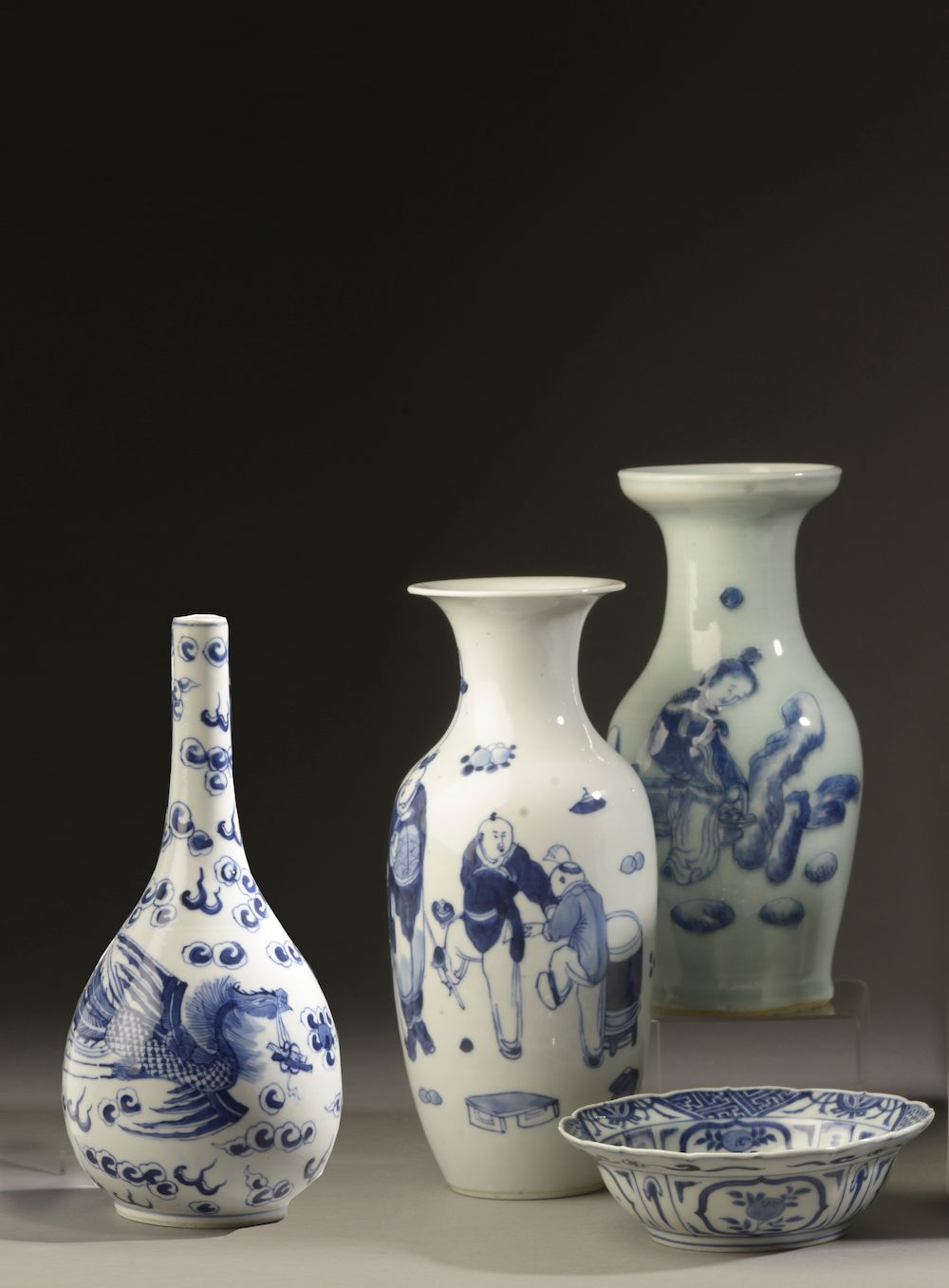 Null 中国 - 约1900年。

一套青花瓷器，装饰有人物、荷花、孔雀和盛开的樱花，包括三个花瓶，其中一个是瓶子，还有两个有喇叭口的花瓶。



附有一个装&hellip;