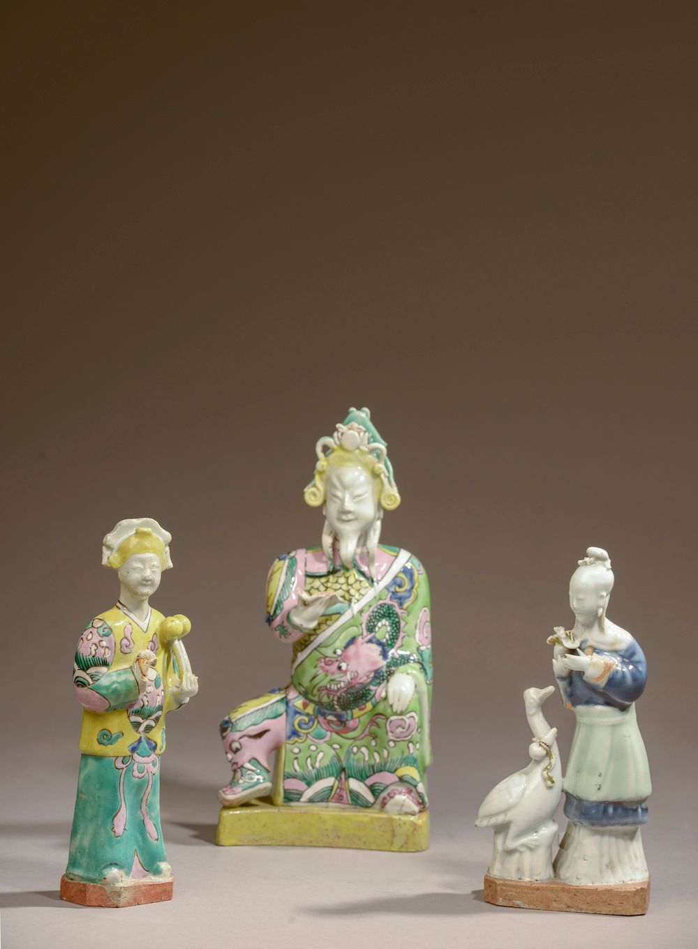 Null 中国 - 嘉庆时期（1796 - 1820）。

一套三件多色珐琅彩瓷俑：关帝身穿饰有龙纹的盔甲，手持一本书，一个年轻女子站着拿着水果，一个年轻女子站&hellip;