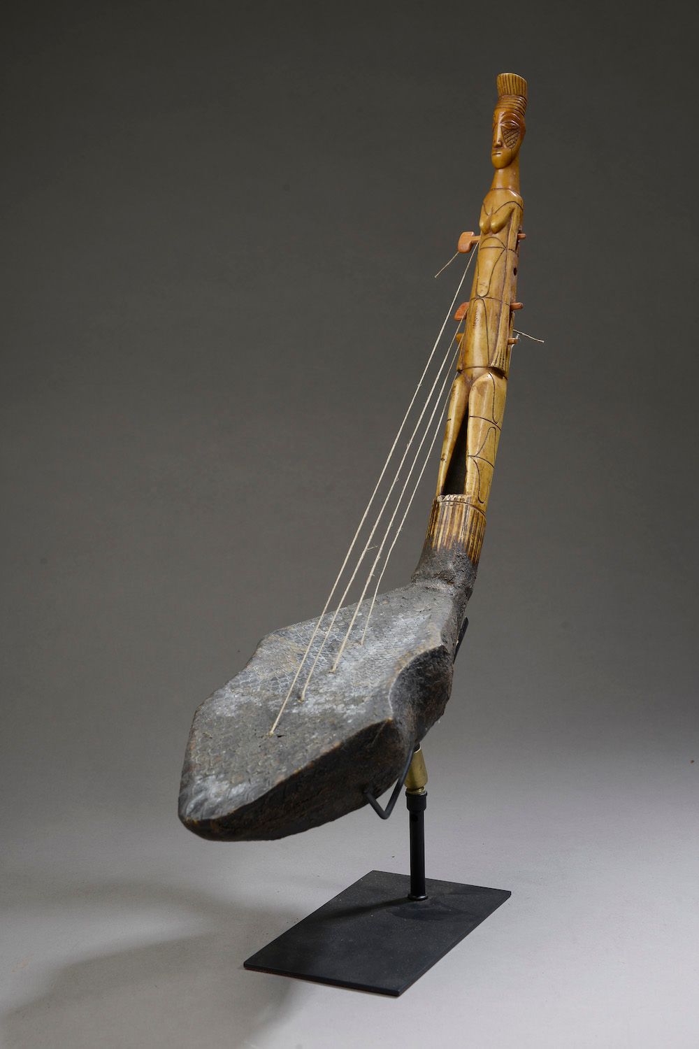 Null MANGBETU style harp, Democratic Republic of Congo. 


Wood, reptile skin an&hellip;