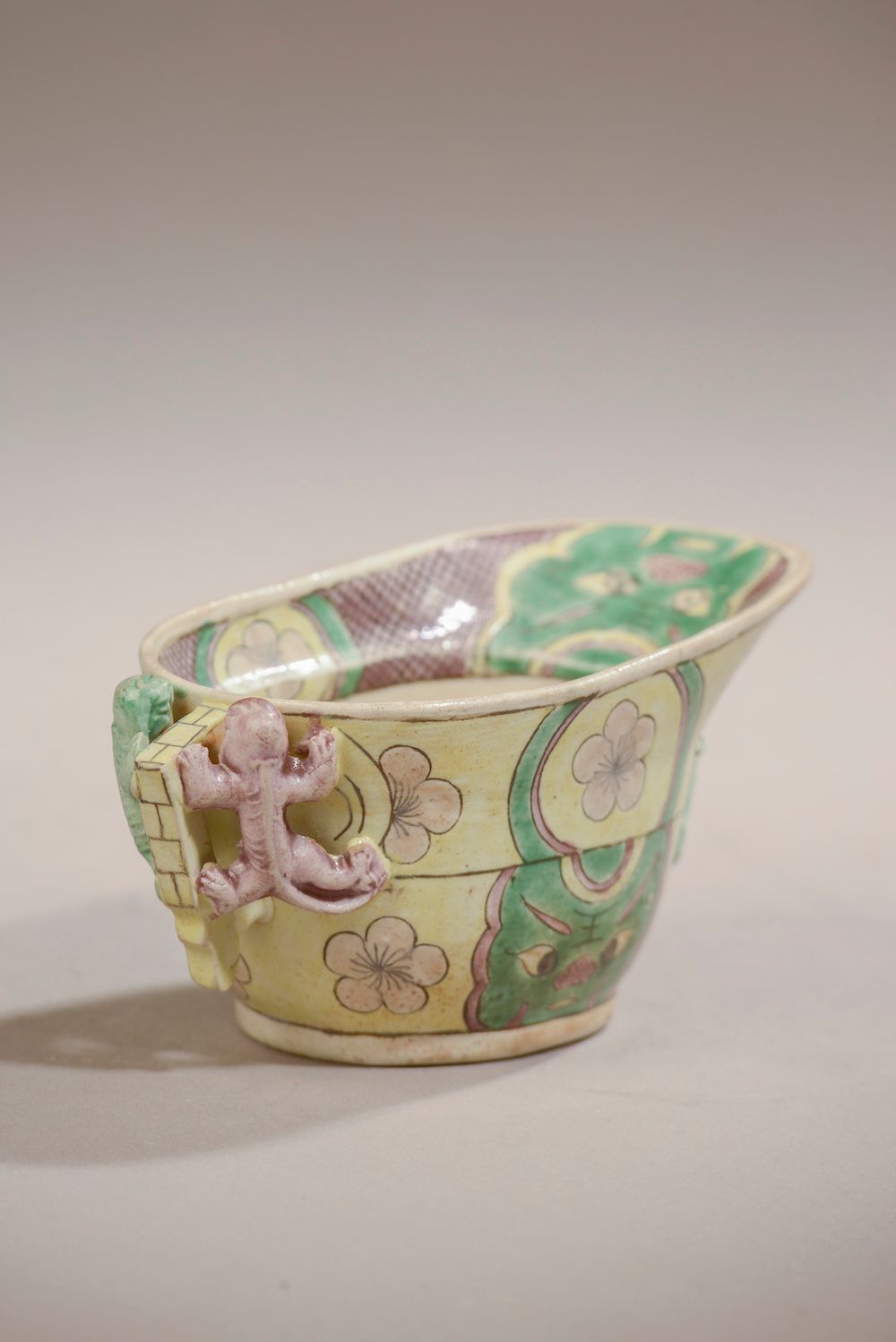 Null 中国 - 康熙年间（1662 - 1722）。

瓷器上的珐琅酒杯，饼干上有绿色、黄色和锰色，外面有黄底的梅花和饕餮面具的装饰，有两个浮雕的赤龙，把手&hellip;
