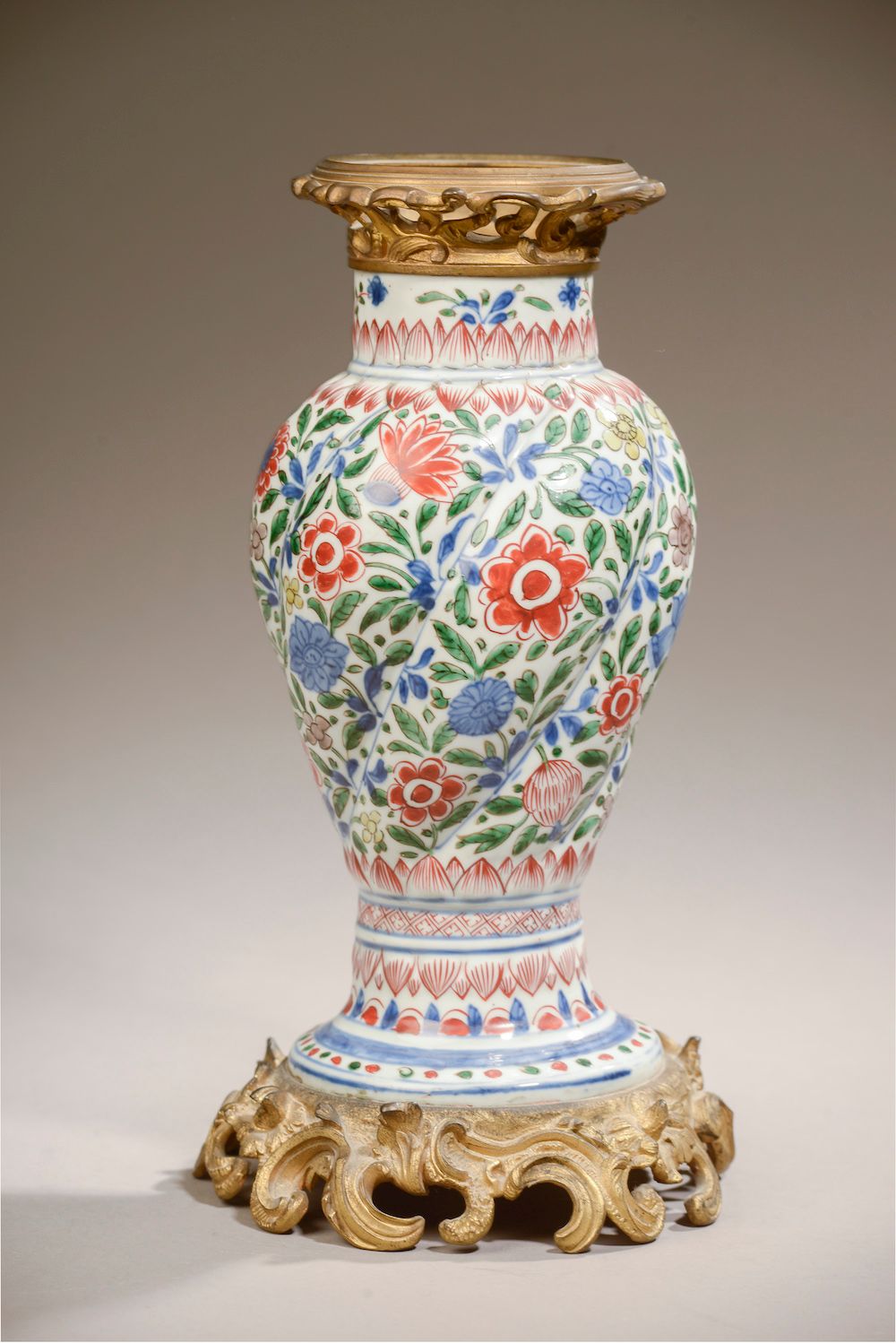 Null 中国 - 康熙年间（1662 - 1722）。

釉里红和绿族多色珐琅彩装饰的芭蕾舞曲瓷瓶（后装在青铜器上，装潢下的瓷器状况不保证）。

高度。25 &hellip;