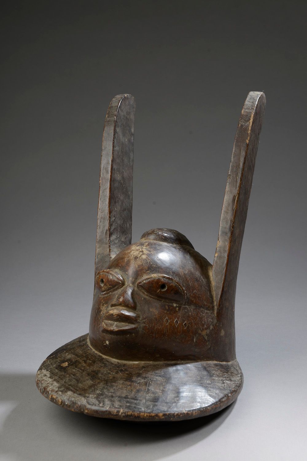 Null YOROUBA / YORUBA maschera "apasa", Nigeria. 

Legno.

Altezza. 36 cm - Larg&hellip;