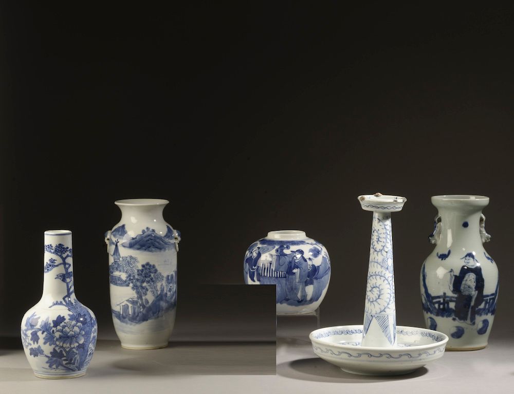 Null 中国 - 约1900年。

一套以蓝色为装饰的瓷器，上面有鲜花、牡丹、樱花树、风景和几何图案，包括：

- 一个烛台。高度：26厘米。26厘米；

-&hellip;