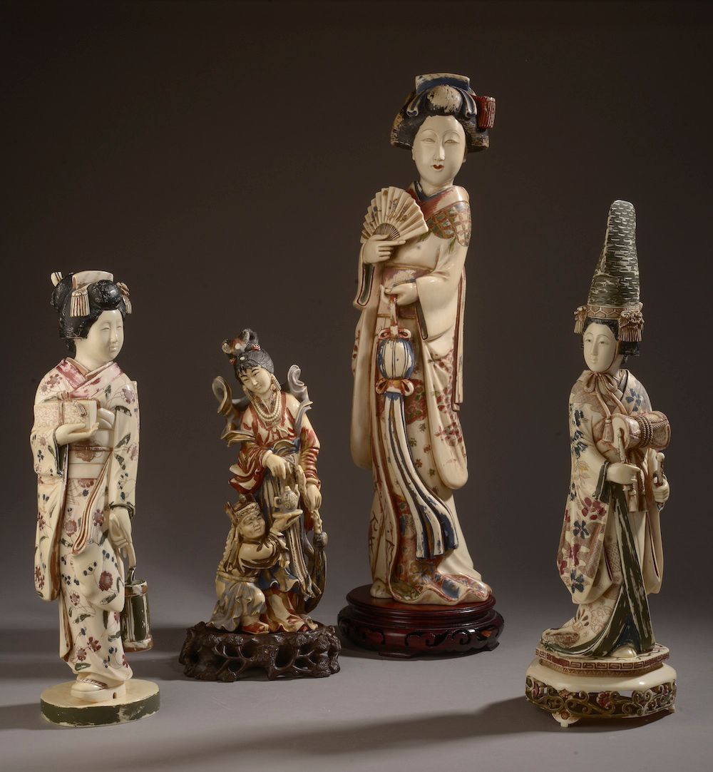 Null 日本 - 20世纪初。

四个多色象牙的站立宫女雕像（多色磨损）。

底下有三个标有红色印章。

高度。高度：25至46厘米