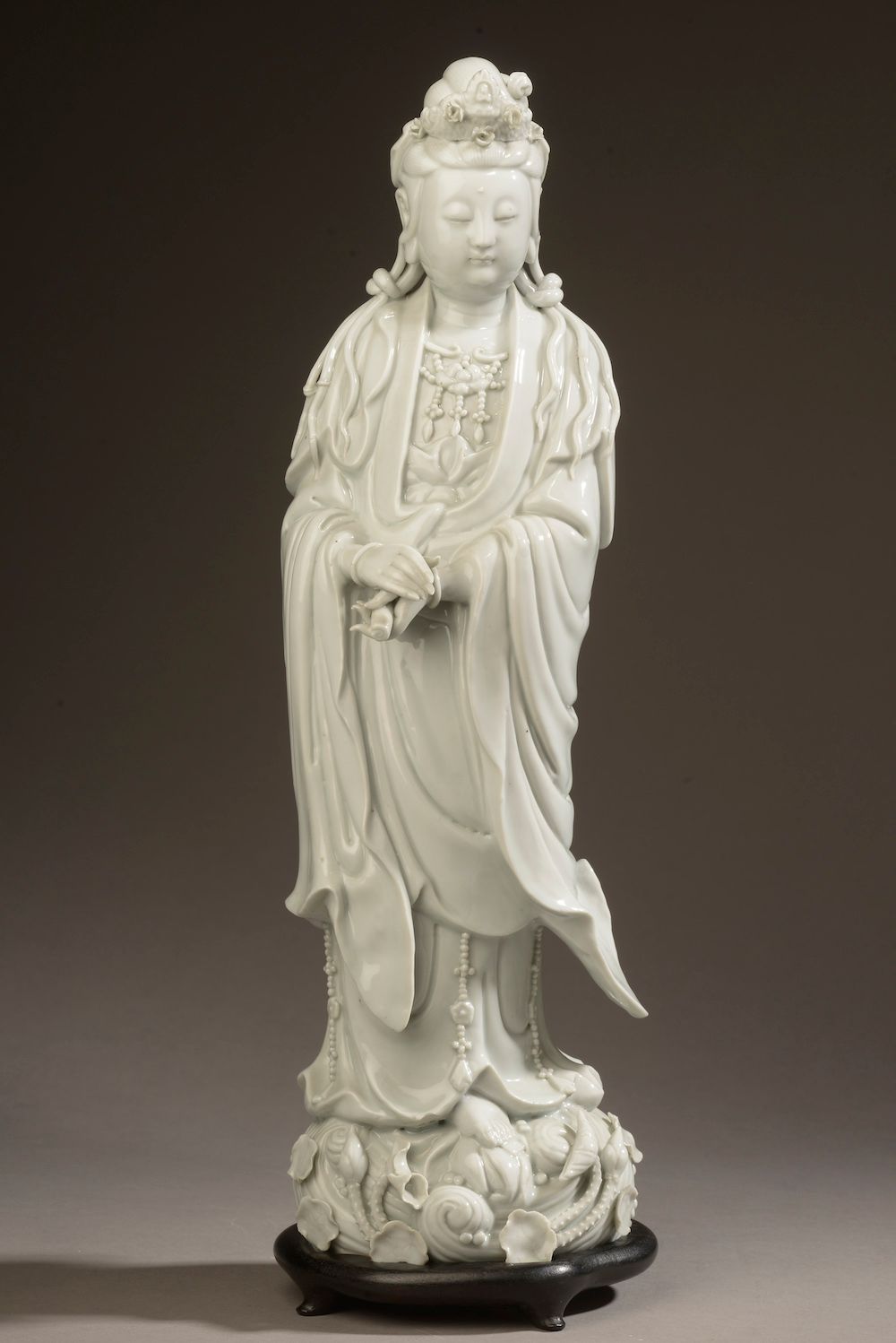 Null 中国 - 20世纪。

中国白釉瓷观音立像，手持卷轴的大型雕像（碎片）。

高度。47厘米

木质底座



专家 : Cabinet PORTIER&hellip;