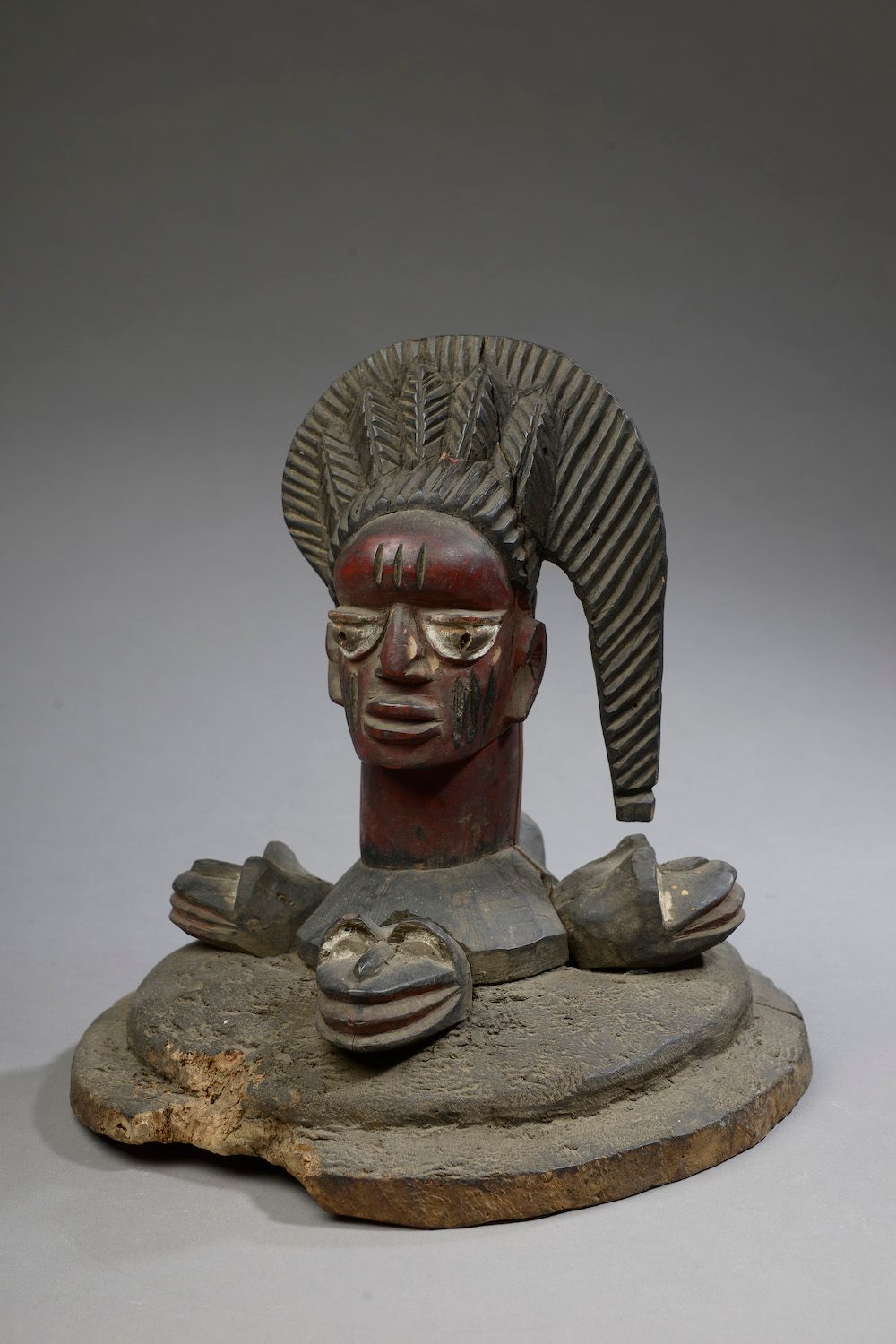 Null Cimier YOROUBA / YORUBA, Nigeria. 


Bois polychrome.


Haut. : 39 cm - Dia&hellip;