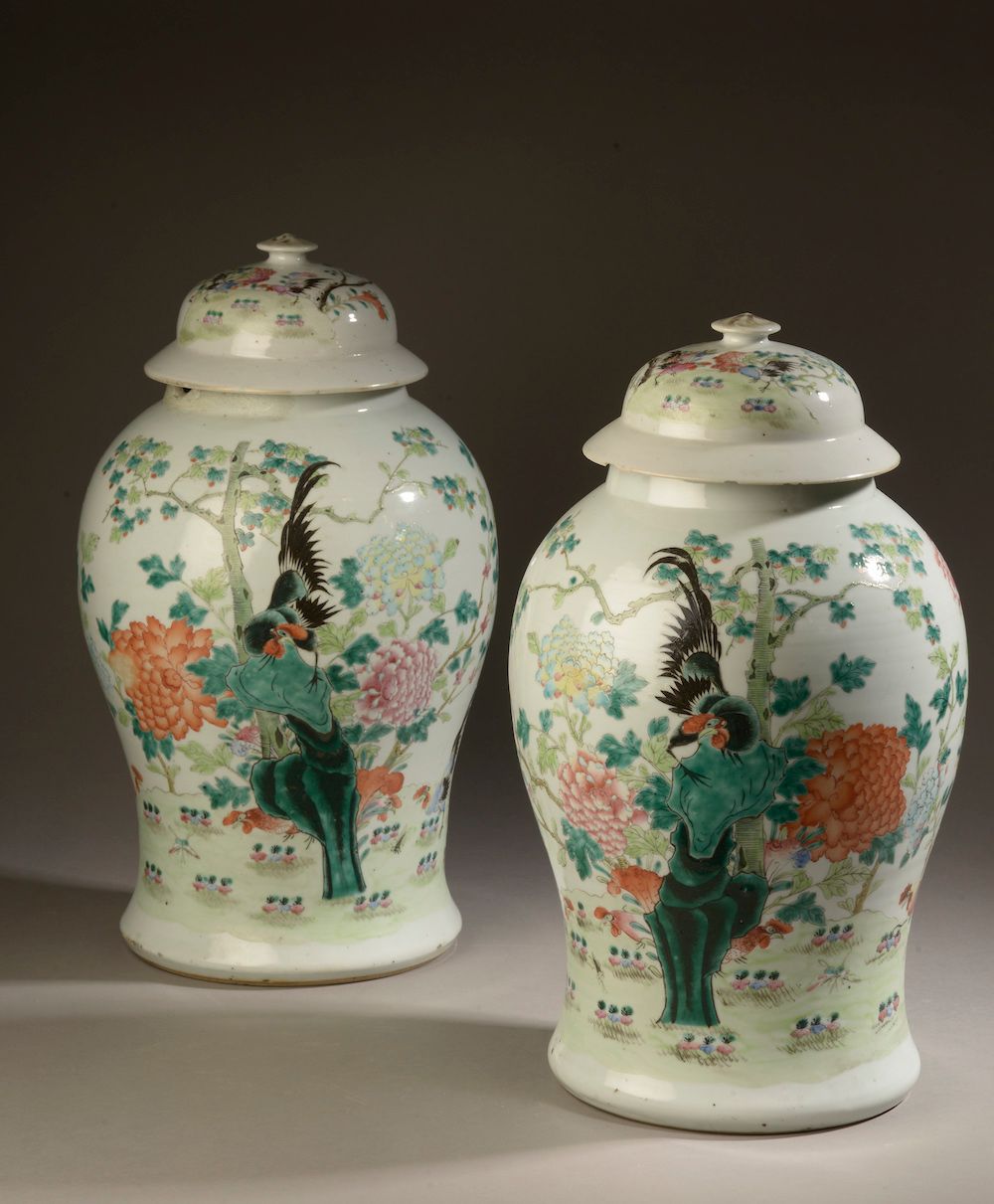 Null 中国 - 约1900年。

一对多色珐琅彩瓷盖花瓶，上面有一只公鸡在岩石上的牡丹花（碎片）。

高度高度：44厘米