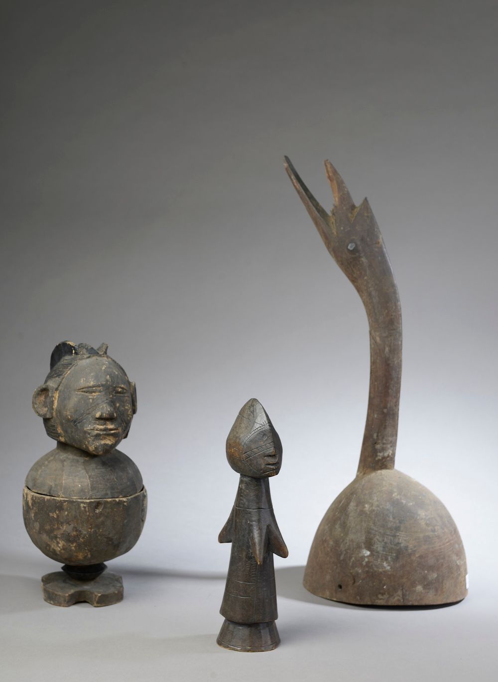 Null 一套三件来自布基纳法索的Mossi作品，包括：

- 烟草罐。

高度：30.5厘米。30.5厘米；

- Janus "bega "生育娃娃。

高&hellip;