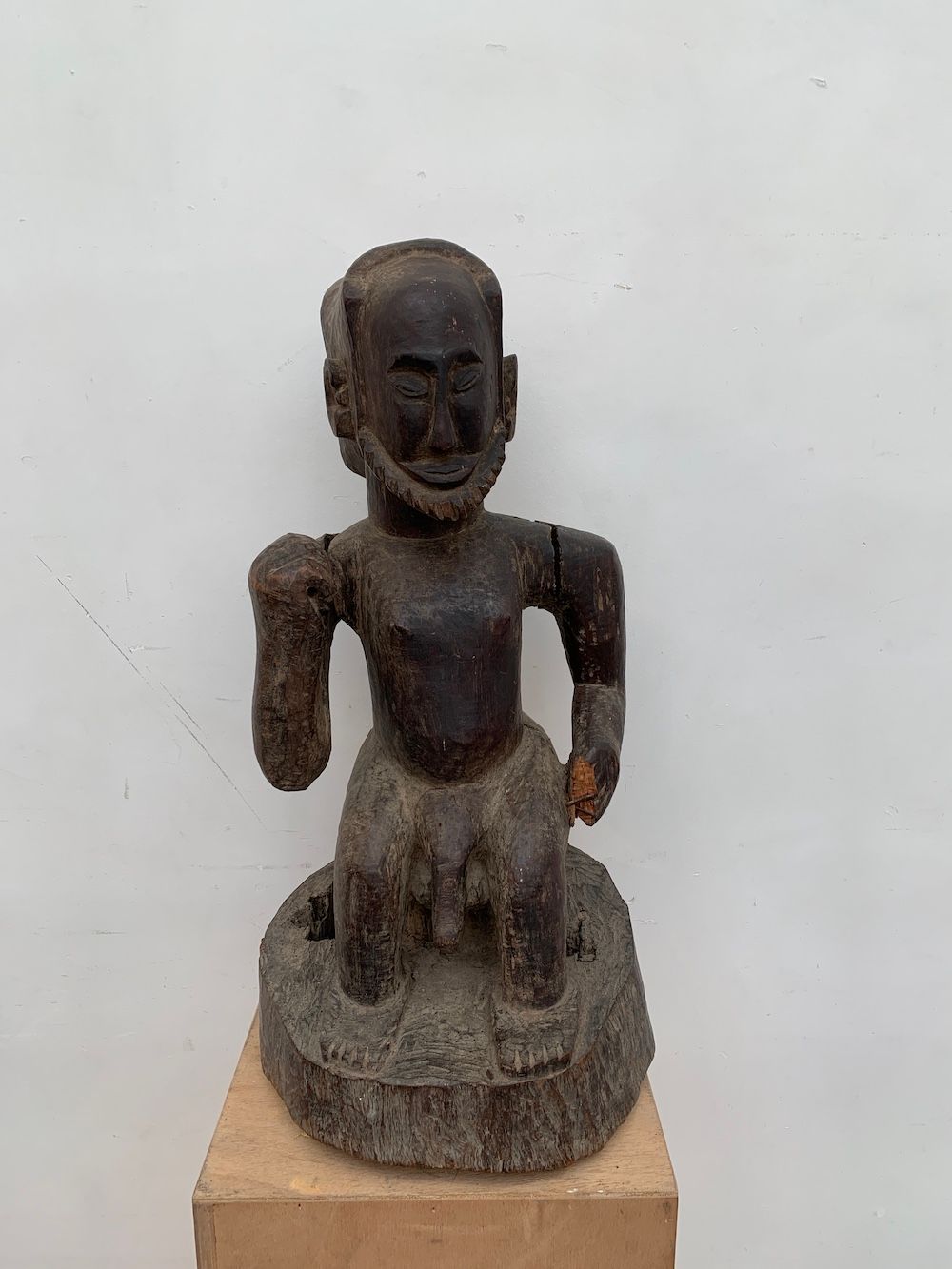 Null HEMBA / LUBA的祖先，刚果民主共和国（断臂钉在肩上）。


木材。


高度。60 cm - 宽度 : 30 cm - 深度 : 32 cm