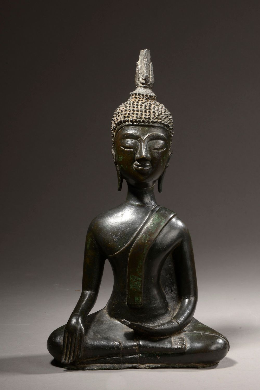 Null LAOS - 17世纪。

斑驳的青铜坐佛，处于以地为证的姿势（Bhûmisparsa mudrâ）（底座丢失）。

高度：30厘米。30 cm - &hellip;