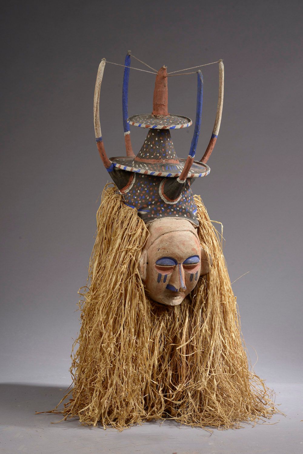 Null YAKA面具，刚果民主共和国。


多色木头、帆布和酒椰纤维。


高度：86厘米-宽度：36厘米86厘米 - 宽度：36厘米





出处：出售给&hellip;