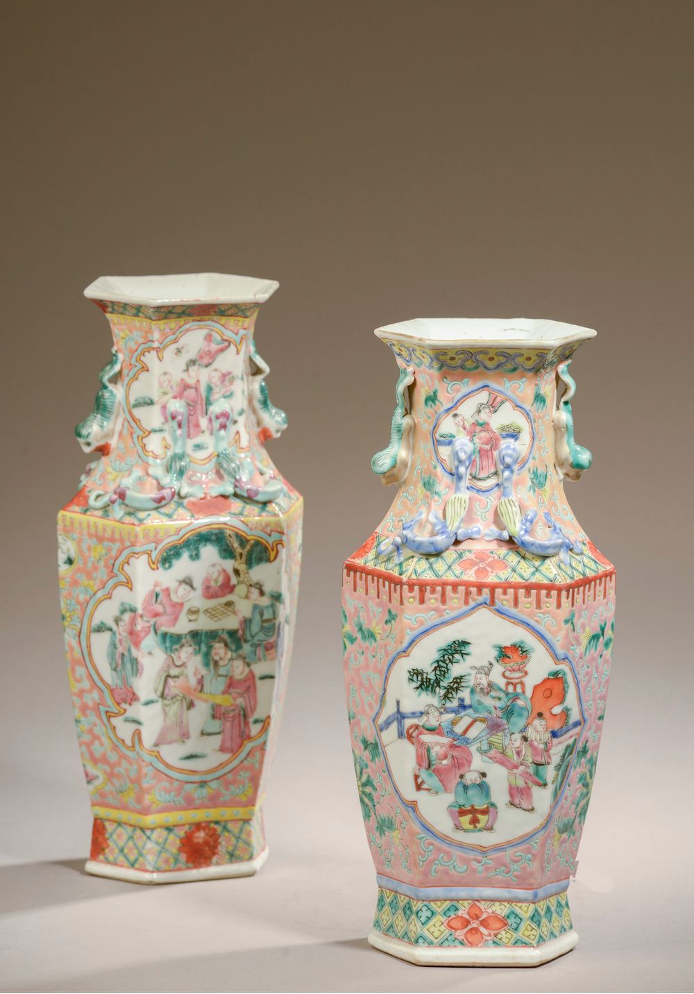 Null CHINA, Kanton - 19. Jahrhundert.

Zwei sechseckige balusterförmige Vasen au&hellip;