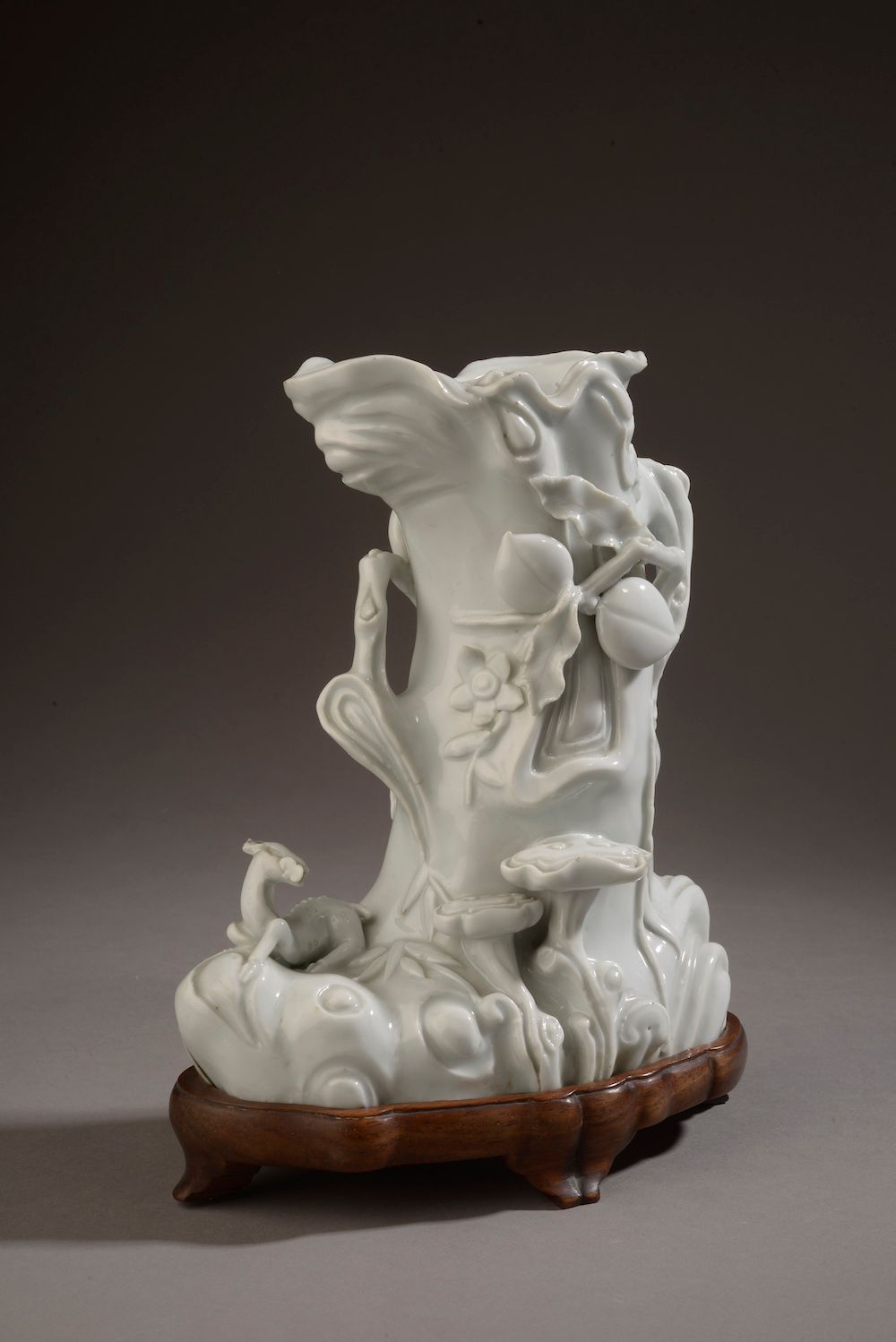 Null CHINA - 20. Jahrhundert.

Vase in Form eines Kiefernstamms aus weiß glasier&hellip;