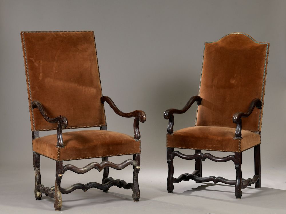 Null 
两把模制的胡桃木扶手椅，一把是直背，另一把是宪兵帽，扶手是羊角形的。整体靠在由H型支架连接的活动腿上（磨损、修复）。





路易十四时期。


&hellip;