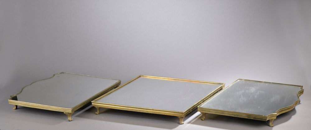 Null 一个由三部分组成的桌面，由古老的银色青铜制成，底部为玻璃。两端是弯曲的。整个放置在可移动的小脚上（玻璃上有划痕、氧化、小碎片）。

19世纪。

高度&hellip;