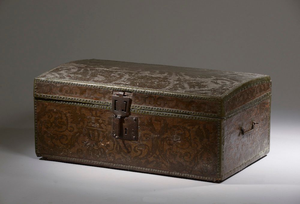 Null Wooden chest covered with leather decorated with confronted birds and folia&hellip;