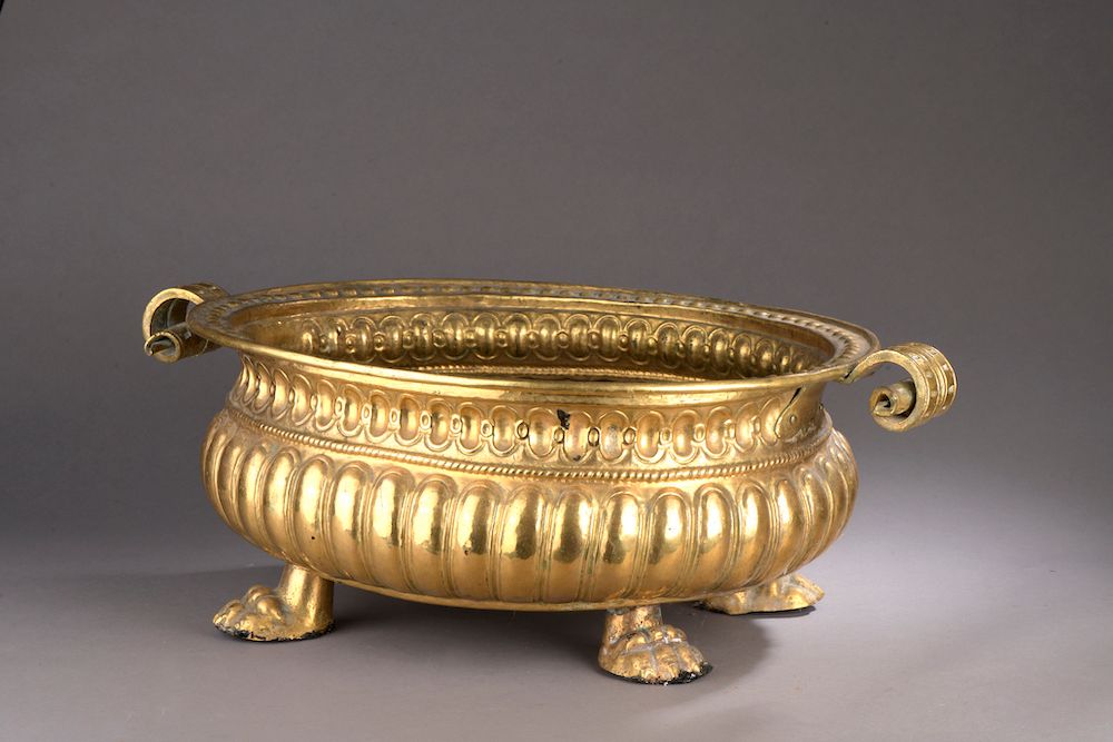 Null 锤子和压花的黄铜瓶子冷却器，身体上有一个加德隆，手柄上有卷轴。

18世纪。

高度：22厘米-宽度：66 5厘米-深度：43厘米。22 cm - 宽&hellip;