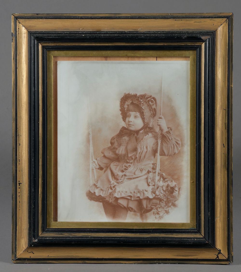 Null COX & DURRANT（19世纪末-20世纪初）。

荡着秋千的年轻女孩。

瓷盘上的照片，右下方有签名。

高度：29厘米-宽度：24厘米。29&hellip;