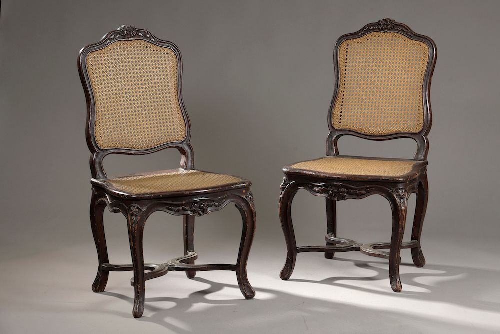 Null Coppia di sedie in legno modanato e intagliato con ghirlande fiorite, lacca&hellip;
