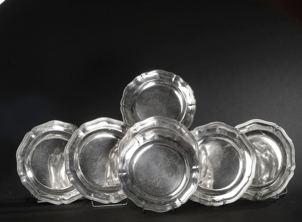 Null Coppia di piatti rotondi in argento a sei contorni, incisi successivamente &hellip;