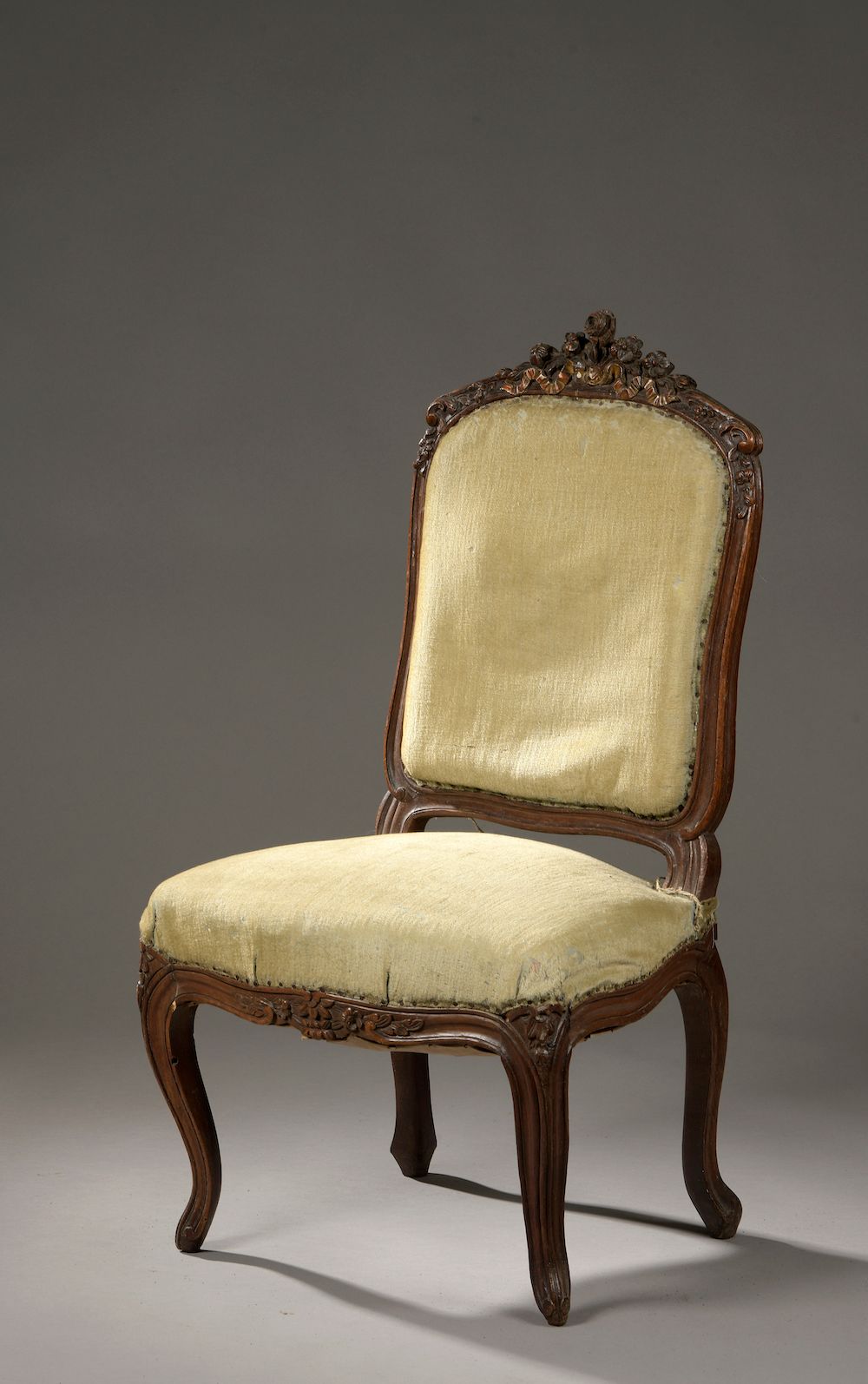 Null Stuhl mit flacher Rückenlehne aus geformtem Naturholz. Die leicht gebogene &hellip;