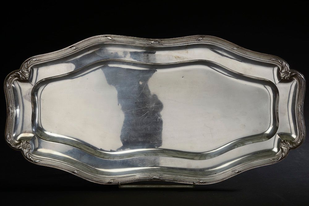 Null Large silver fish dish with four finely chased acanthus clasps, the border &hellip;