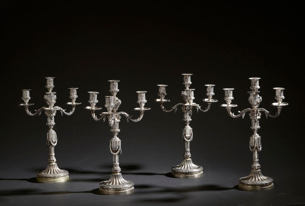 Null 
Conjunto de cuatro grandes candelabros de plata, el fuste con triglifos y &hellip;