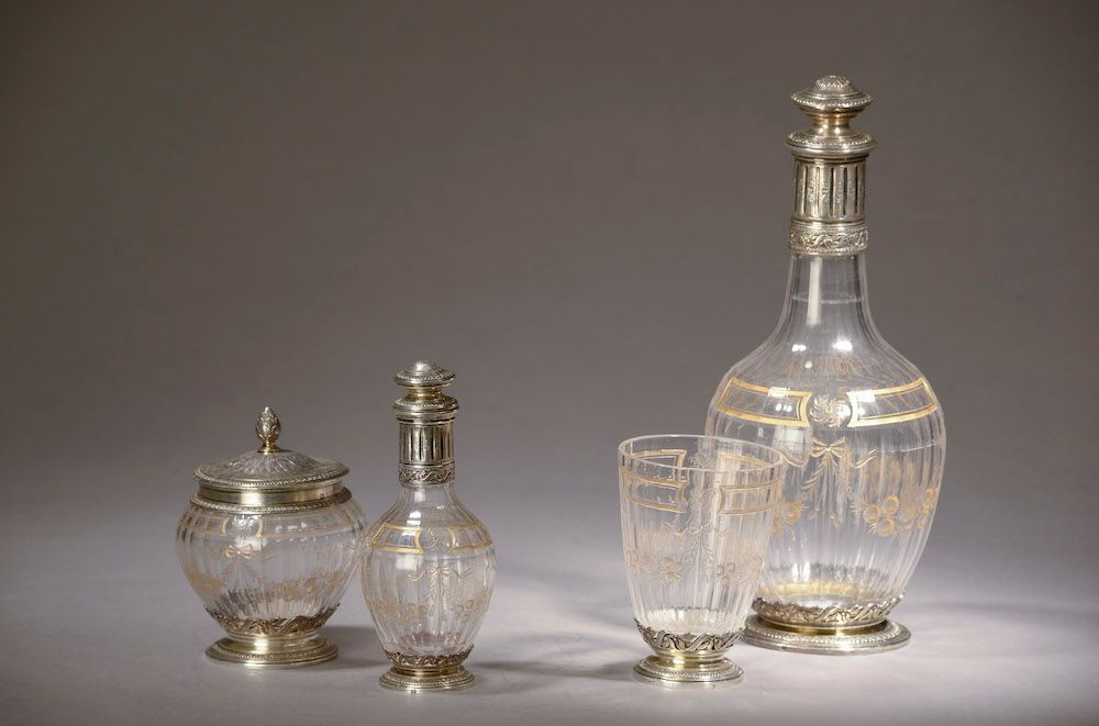 Null 一个镀金和雕刻的水晶水杯服务，银质框架（缺少托盘，碎片）。

19世纪。

标识：Minerve - 毛重：1578.2克

高度：10.5至26厘米&hellip;