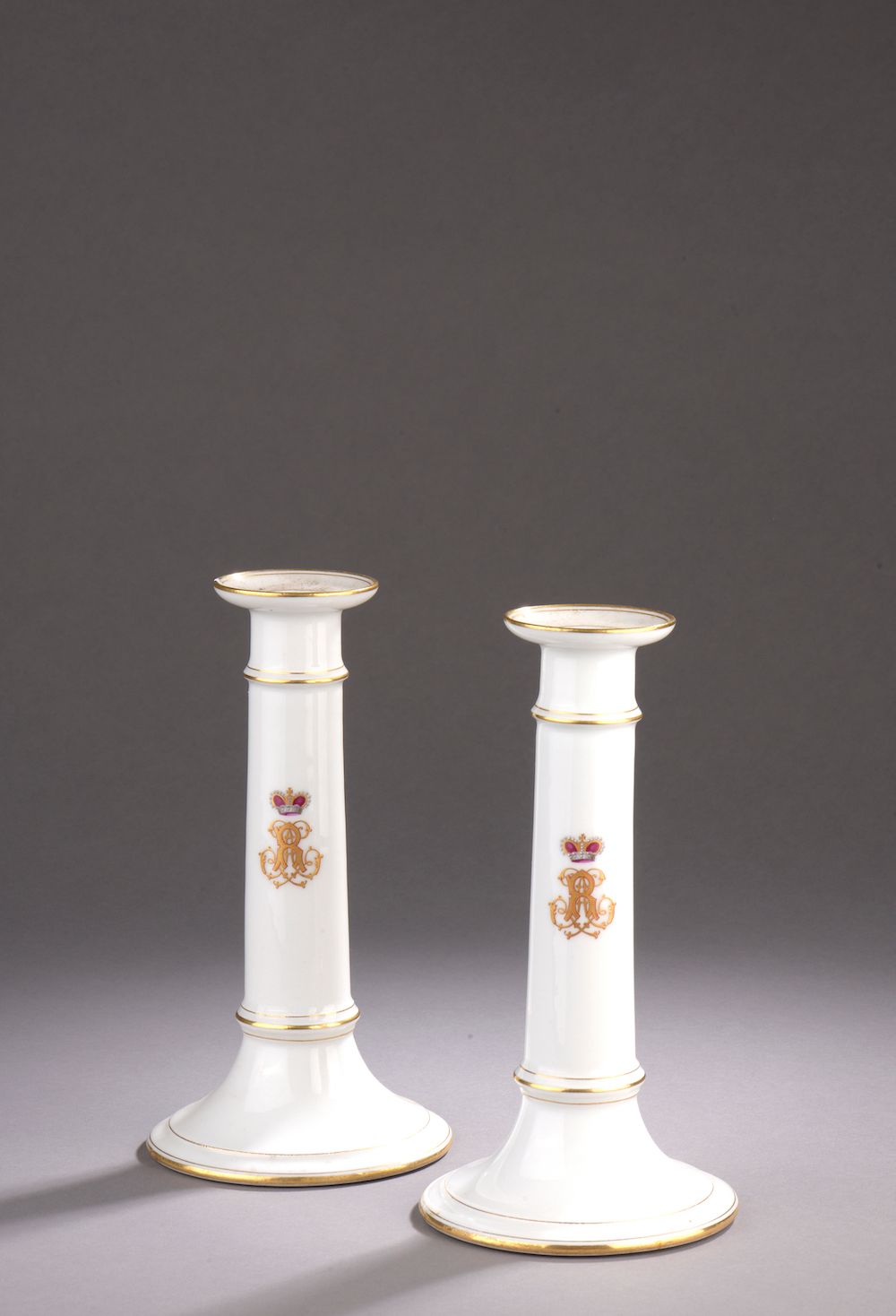 Null 白瓷火把一对，带金丝和冠状LR（小缺口）。

19世纪。

高度。高度：20厘米