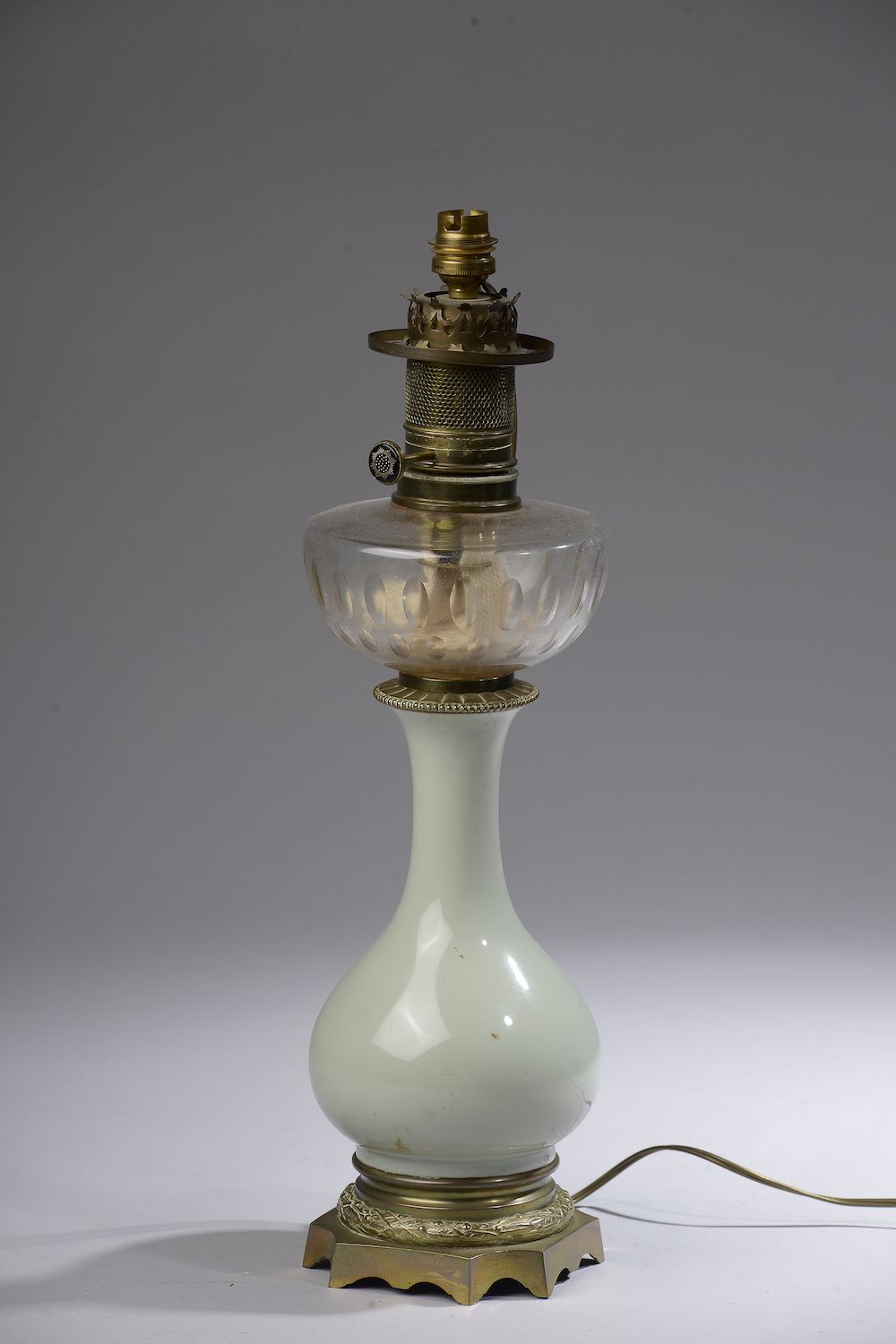 Null 青花瓷石蜡灯，青铜框架，切割水晶罐（电动安装）。

19世纪晚期。

高度：50厘米。50厘米



一个古老的银色青铜烛台被安装成路易十五风格的灯（&hellip;