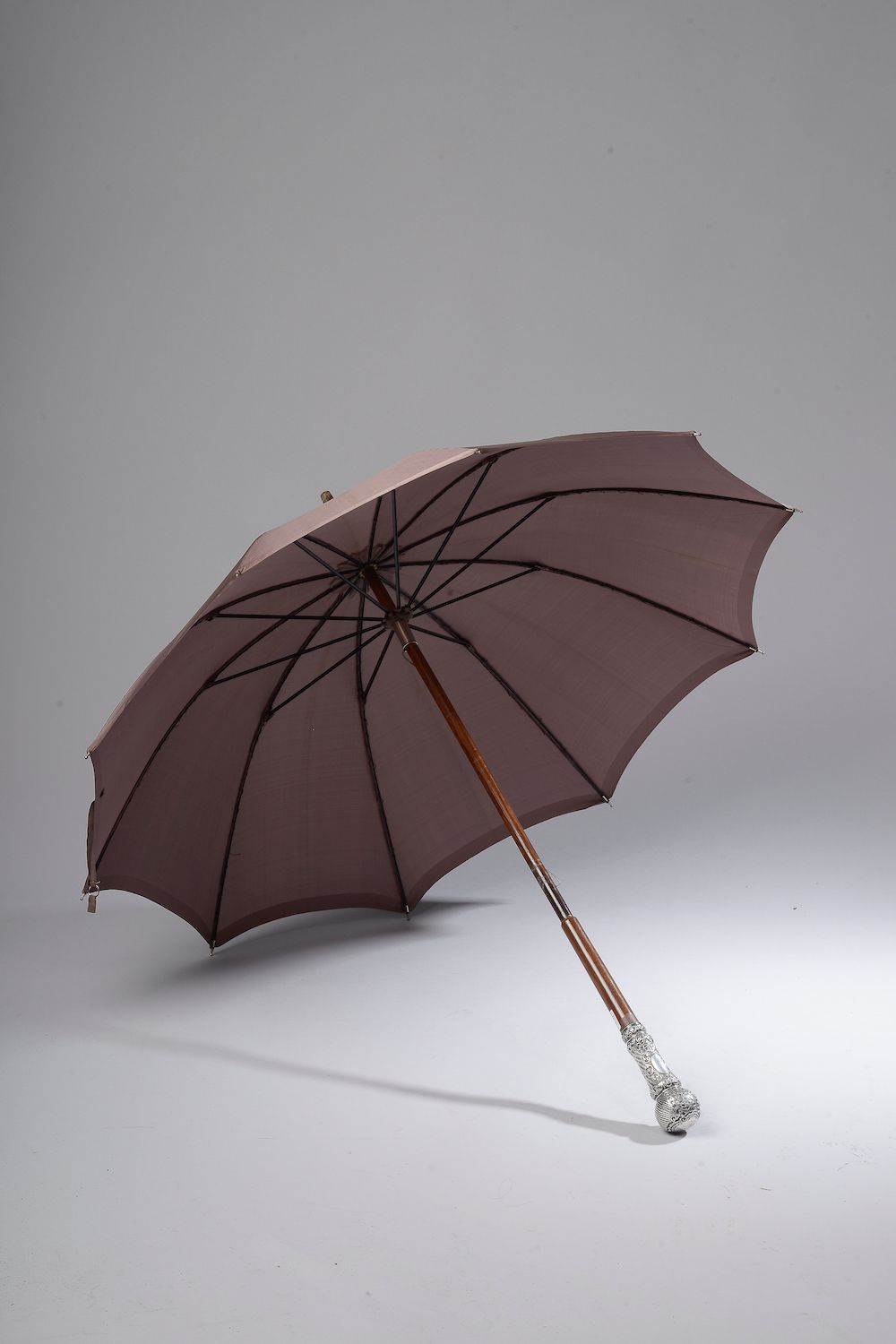 Null Purple silk parasol, the handle in speckled amourette and exotic wood, the &hellip;