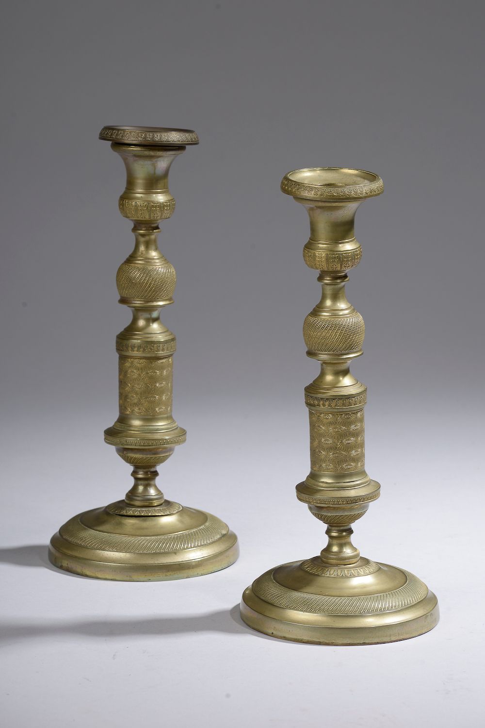 Null 一对模制的黄铜烛台，以前是镀金的，轴上装饰着花，叶子和珍珠。

修复时期。

高度。高度：30厘米