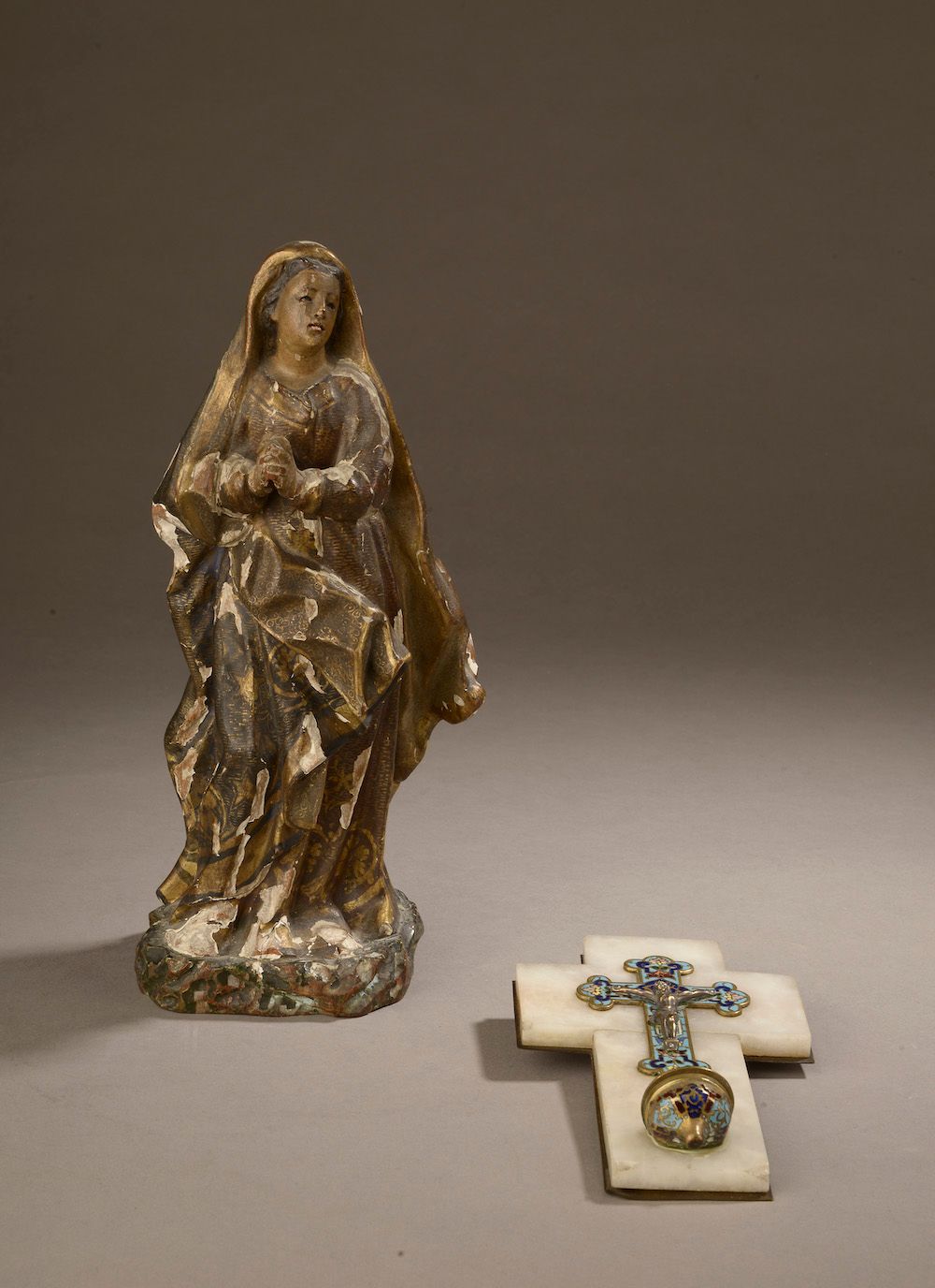 Null 雕刻、粉刷和镀金的木质圣母（小部分丢失）。


18世纪。


高度：28.5厘米28.5厘米





附：


景泰蓝珐琅柱，黑玛瑙十字架上的基督&hellip;