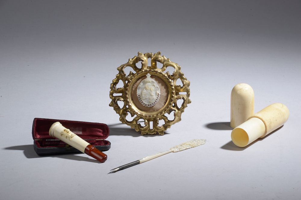 Null Ensemble d'objets de vitrine du XIXe siècle comprenant :

- Fume-cigarette &hellip;