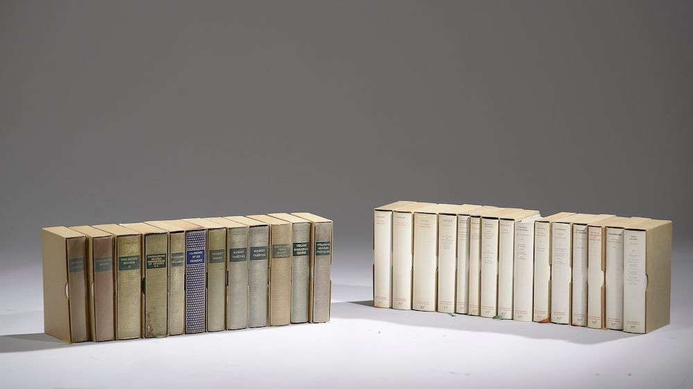 Null 一套27本来自拉普莱亚德图书馆的书籍，包括。VERLAINE, 诗歌集; APPOLINAIRE, 诗歌集; MUSSET, 散文集; MUSSET,&hellip;
