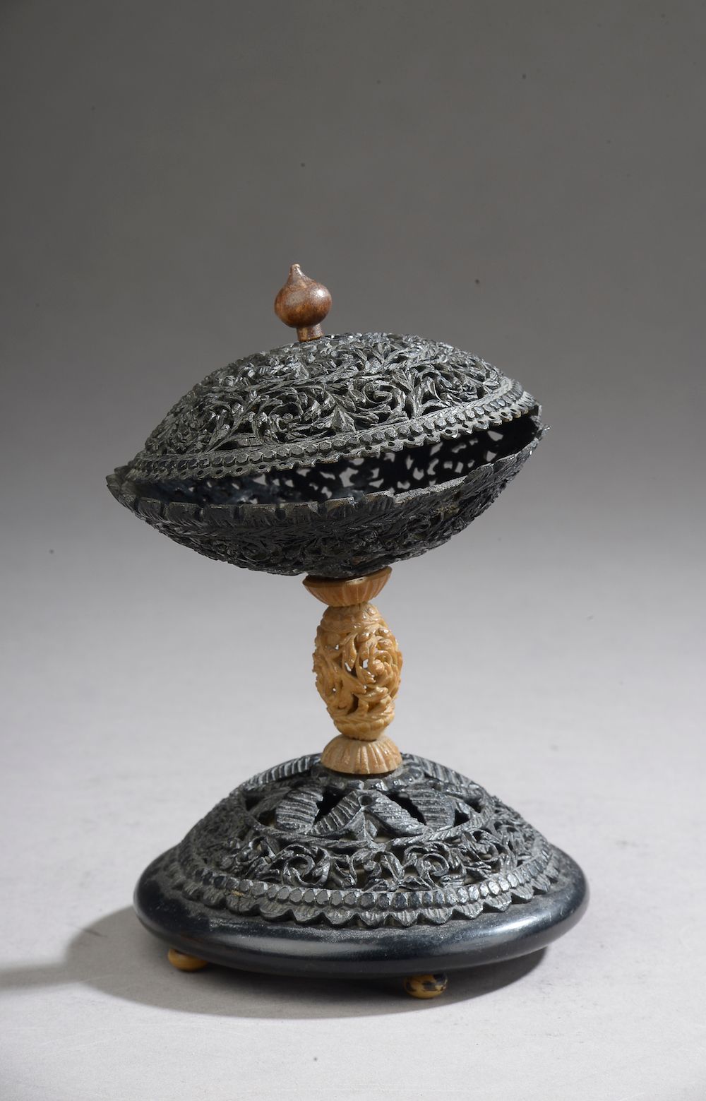 Null 一个雕刻着椰子和科罗索的小碗，放在一个支架上（小块丢失）。


可能是囚犯的作品，19世纪。


高度。高度：16厘米