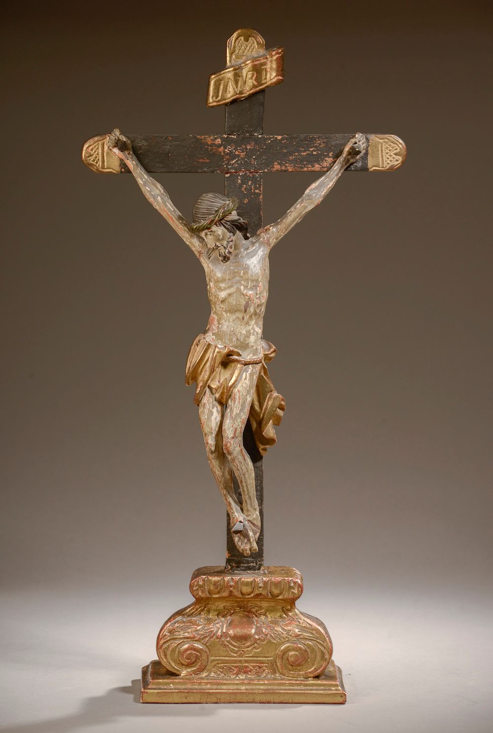 Null Crucifijo con Cristo en madera tallada, policromada y dorada, coronado por &hellip;