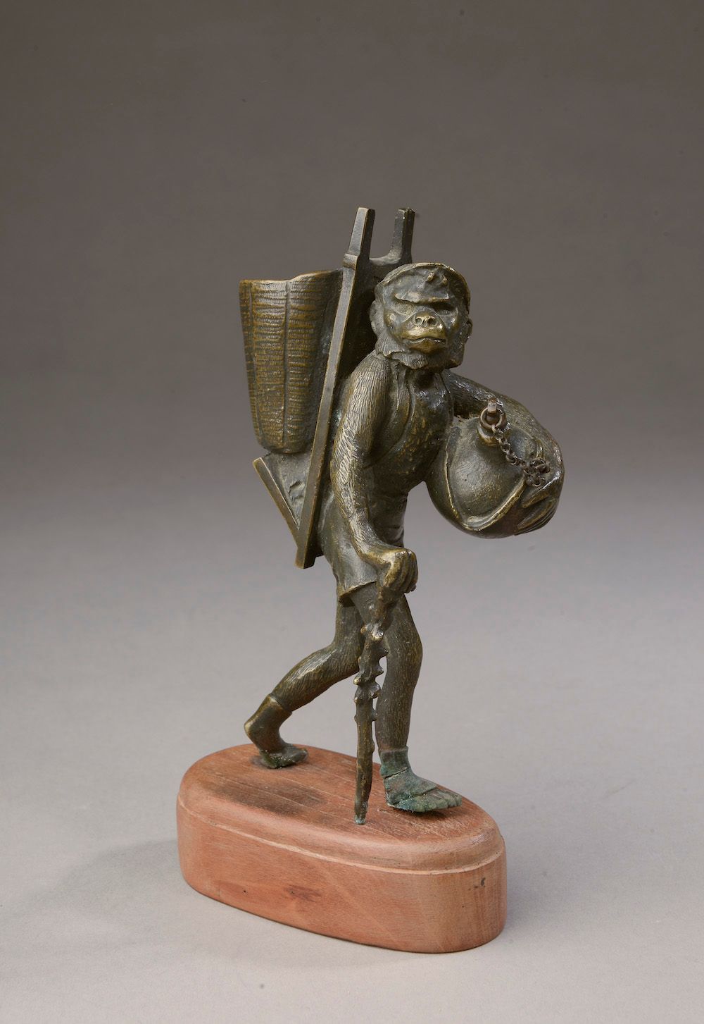 Null 在克里斯托夫-弗拉坦（1800-1864）的品味中。

旅行的猴子。

棕色铜锈的青铜，放在一个木质的底座上（事故到一个脚）。

总高度：17厘米