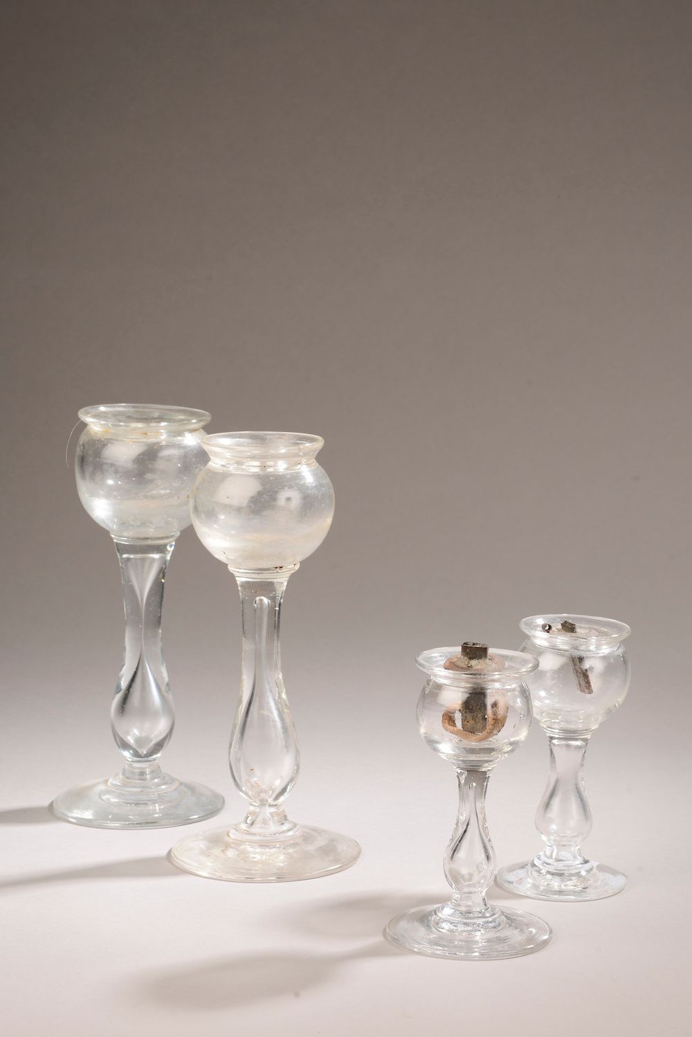 Null Vier Öllampen für Klöpplerinnen aus geblasenem Glas (ein Riss). 

 Provence&hellip;