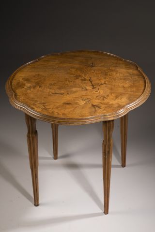 Null Establecimientos GALLÉ.

Pequeña mesa con pedestal de madera moldeada, la p&hellip;