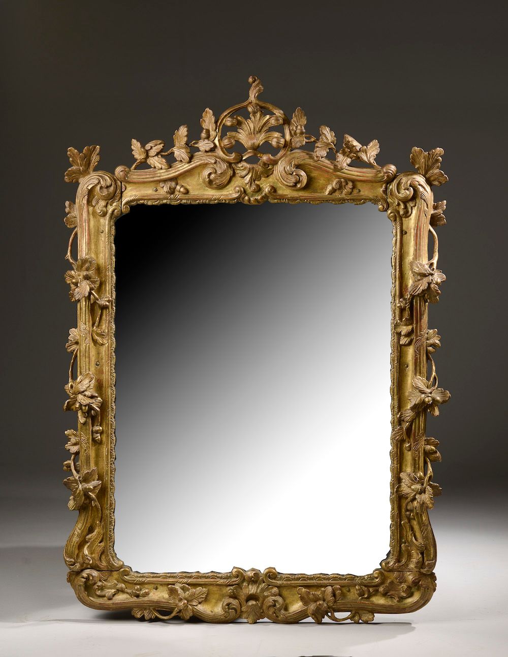 Null 
Miroir rectangulaire en bois sculpté et doré, le fronton à décor ajouré d'&hellip;