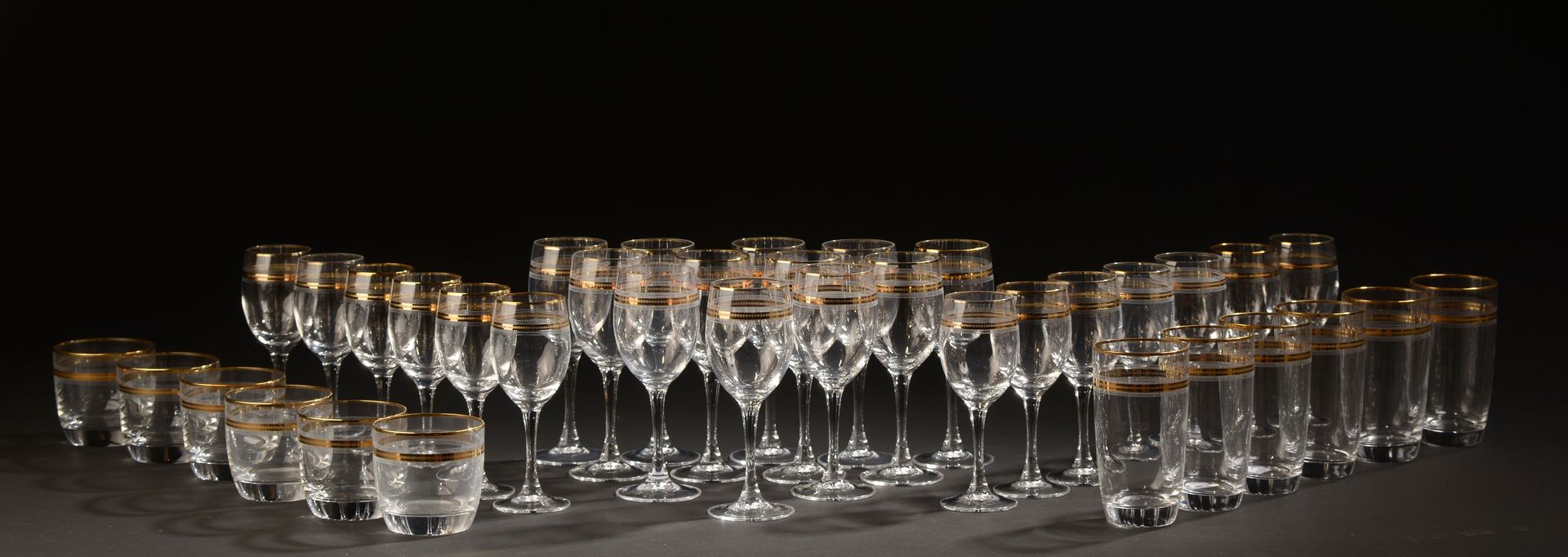 Null 一件水晶玻璃器皿的一部分，刻有Pastillée楣的装饰和镀金丝（镀金层磨损）。它包括：12个水杯，13个酒杯，6个大橙汁杯，6个威士忌酒杯。

波西&hellip;