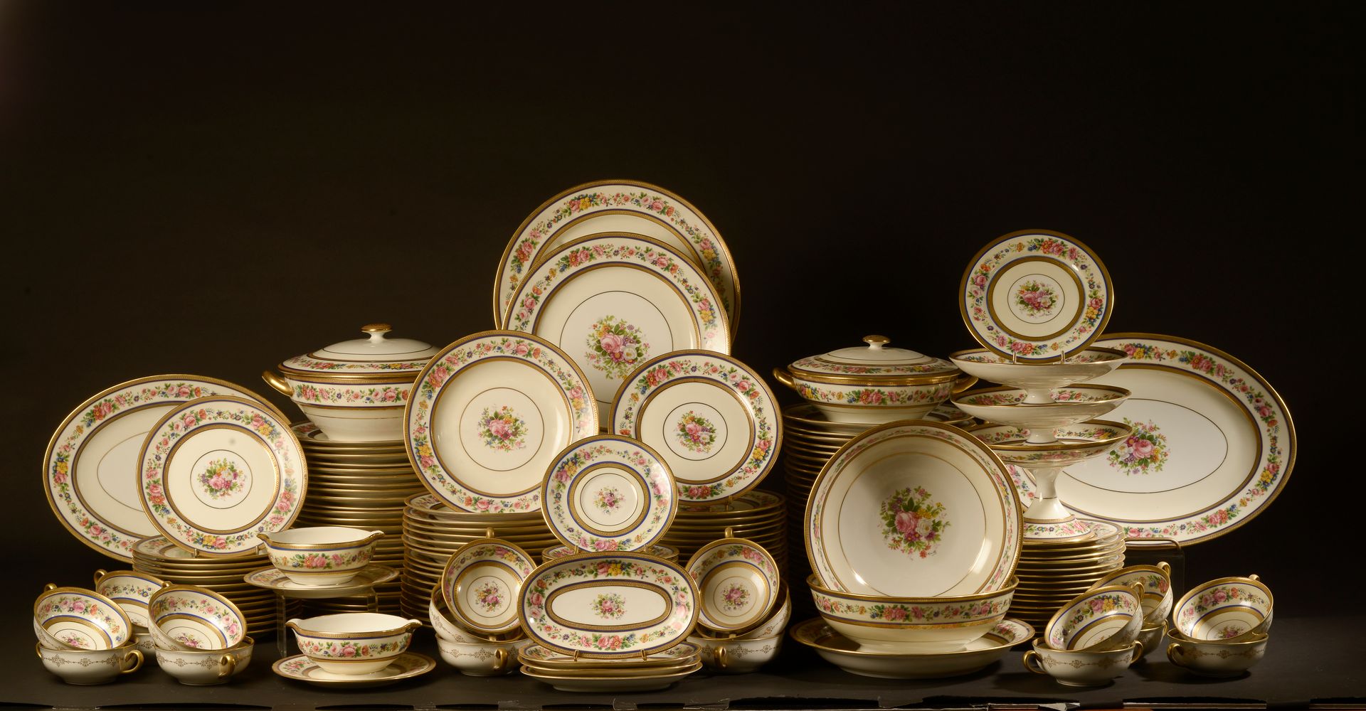 Null LIMOGES, HOUSE ROUART.

Part of a porcelain dinner service with rich polych&hellip;