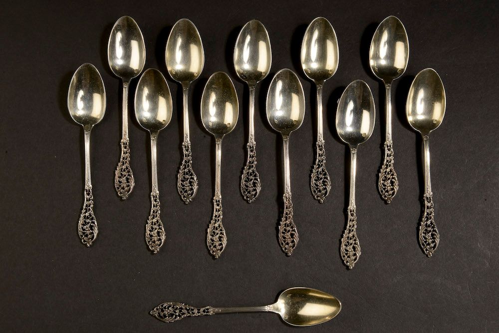 Null Twelve small silver spoons, the spatula decorated with openwork floral scro&hellip;