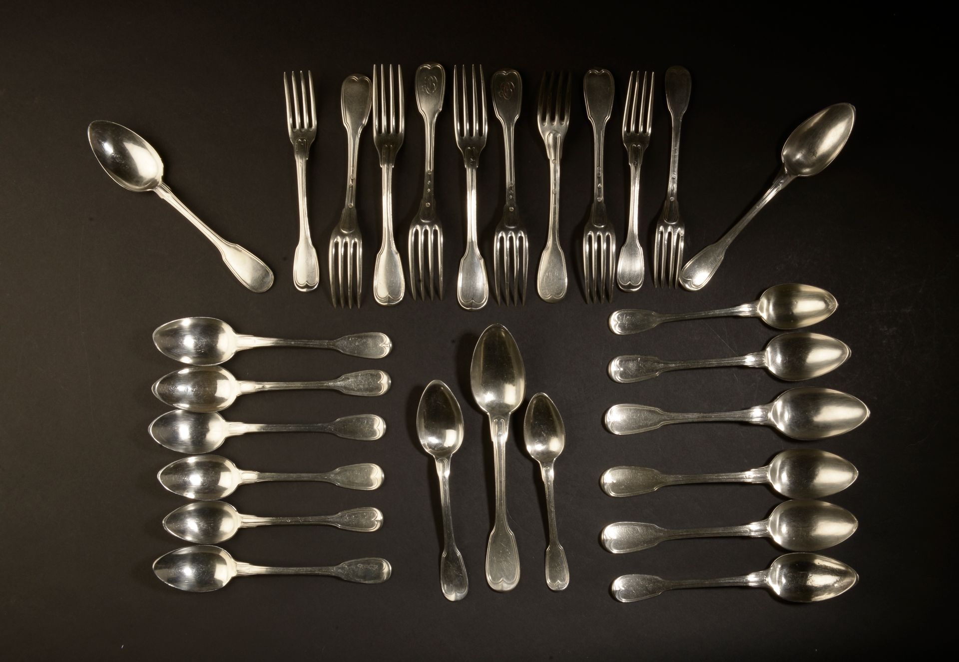 Null 十个银质叉子和十七个银质甜点勺子（有些有字母图案，大小和设计各异）。

巴黎，1819-1838 - 重量：1294.3克