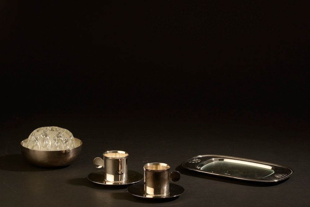 Null CHRISTOFLE.

镀银套装，包括一个黄油盘，一个花碗和一对咖啡杯及其碟子（小刮痕）。

黄油碟：长度：21厘米

杯子：直径11.5厘米
